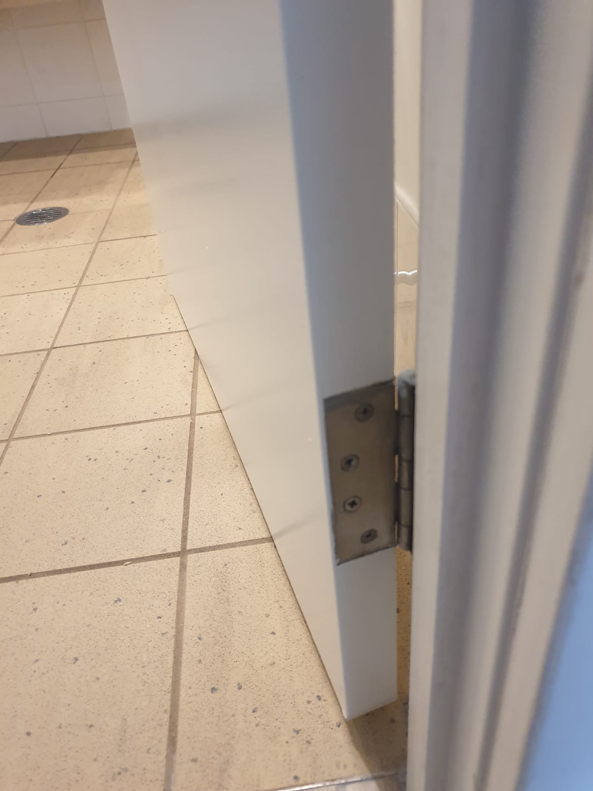 Instalación de puertas en docenas de habitaciones de un hotel