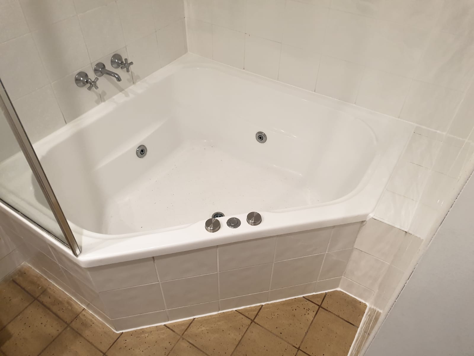 Cambiando el sellante de silicona para jacuzzi