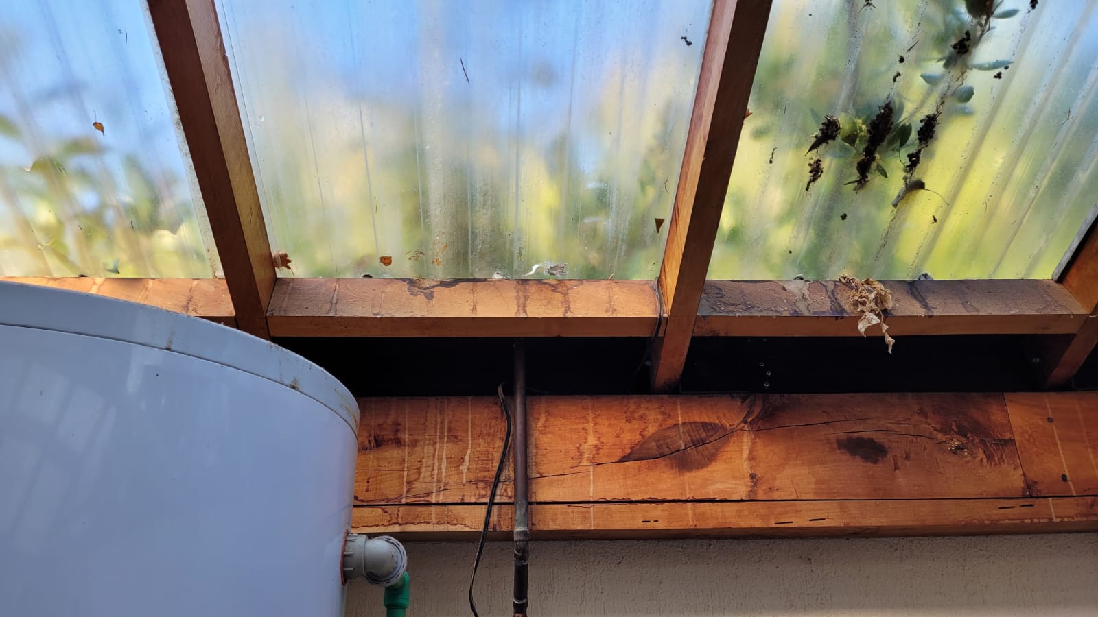 Reparación de goteras de techo en un casa