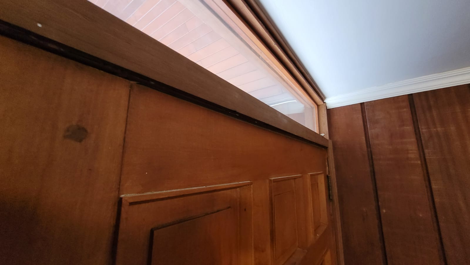 Repararación de marco de puerta principal de una casa